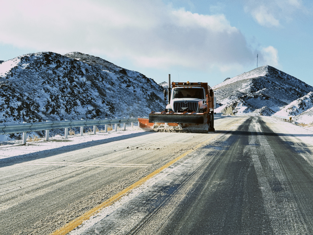 路上遇到除雪车作业