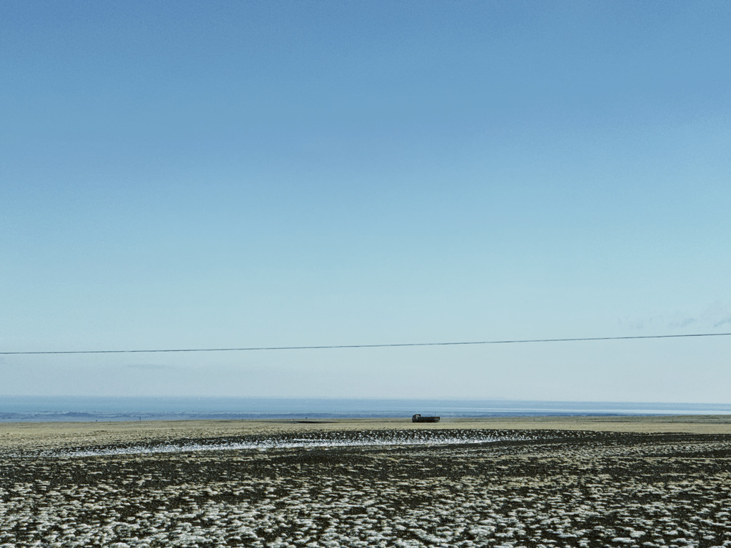 一路往南，行驶在西侧平原上的卡车