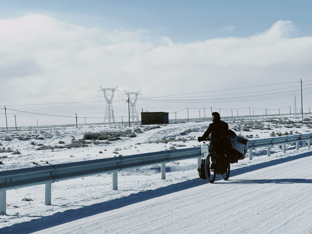 在冰天雪地里骑自行车的人