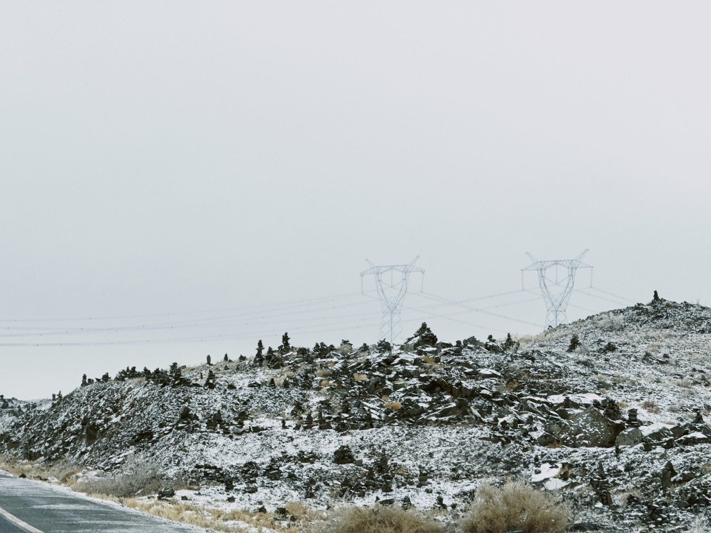 堆满玛尼堆的两侧