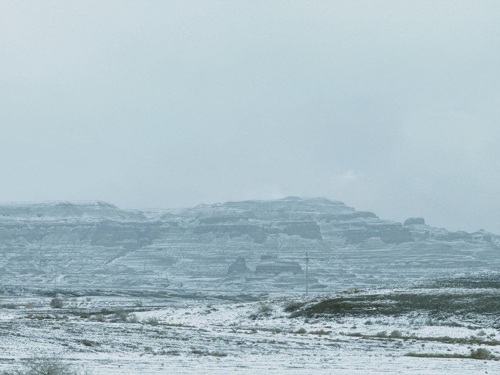 虽然盖着白雪，但依旧能看出来是丹霞地貌