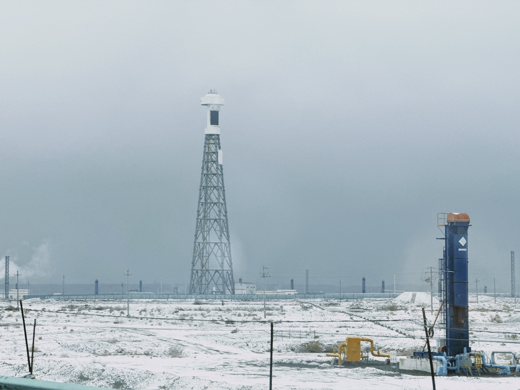 这个塔貌似是采油采气的设施，这个我没搜出来，要牛牛弟弟来解答一下了