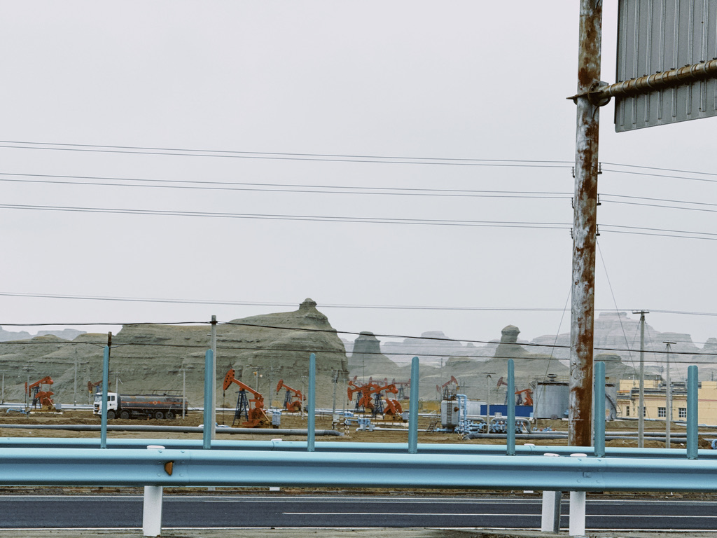 世界魔鬼城前的采油机