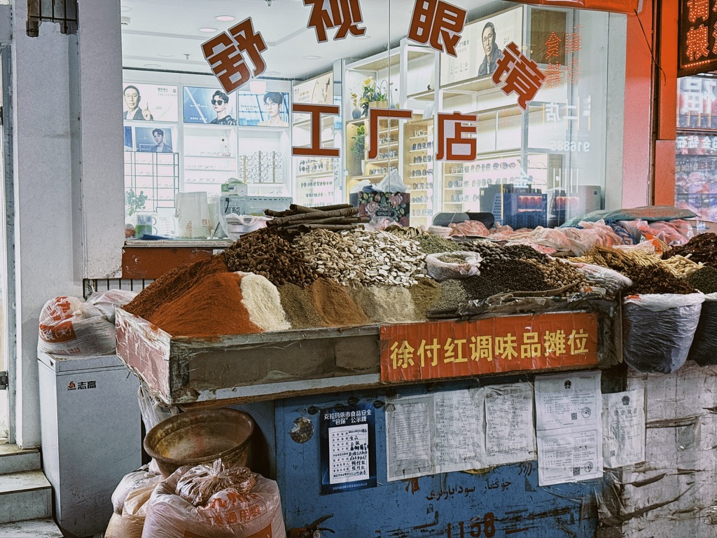 这位徐付红调味品摊位的调味品，多种调味品混在一起摆放，真的没问题吗？