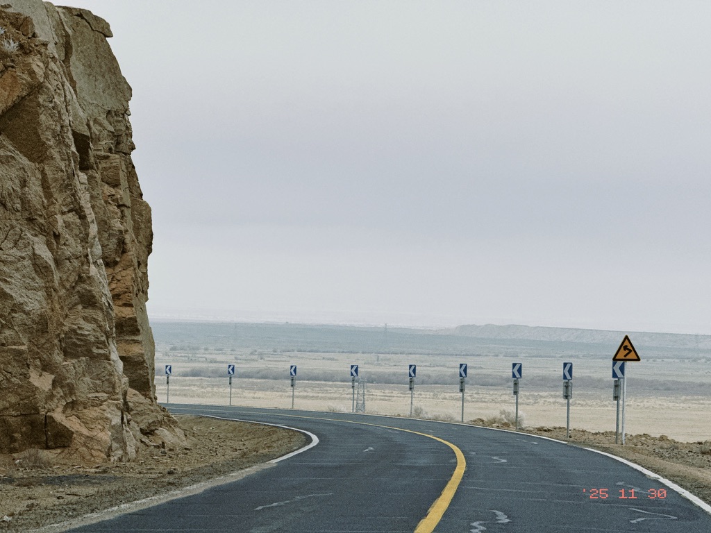 一侧是悬崖（其实很矮）一侧是隔壁