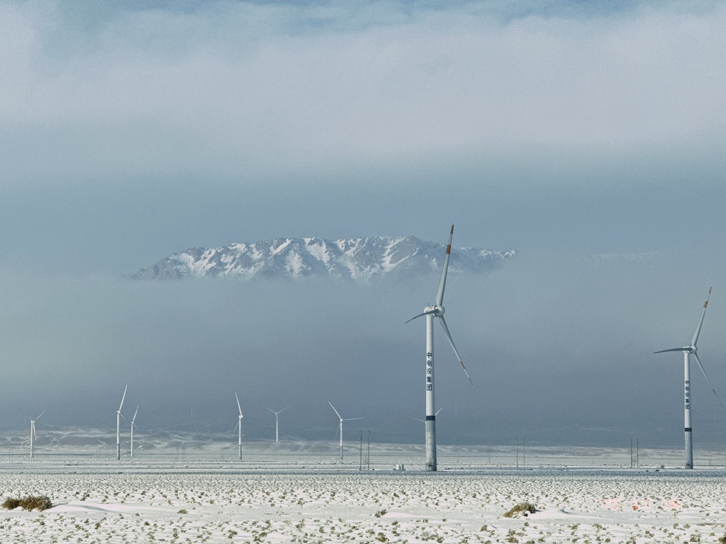 塔尔巴哈台山在云雾之上，更在风电机之上，壮观