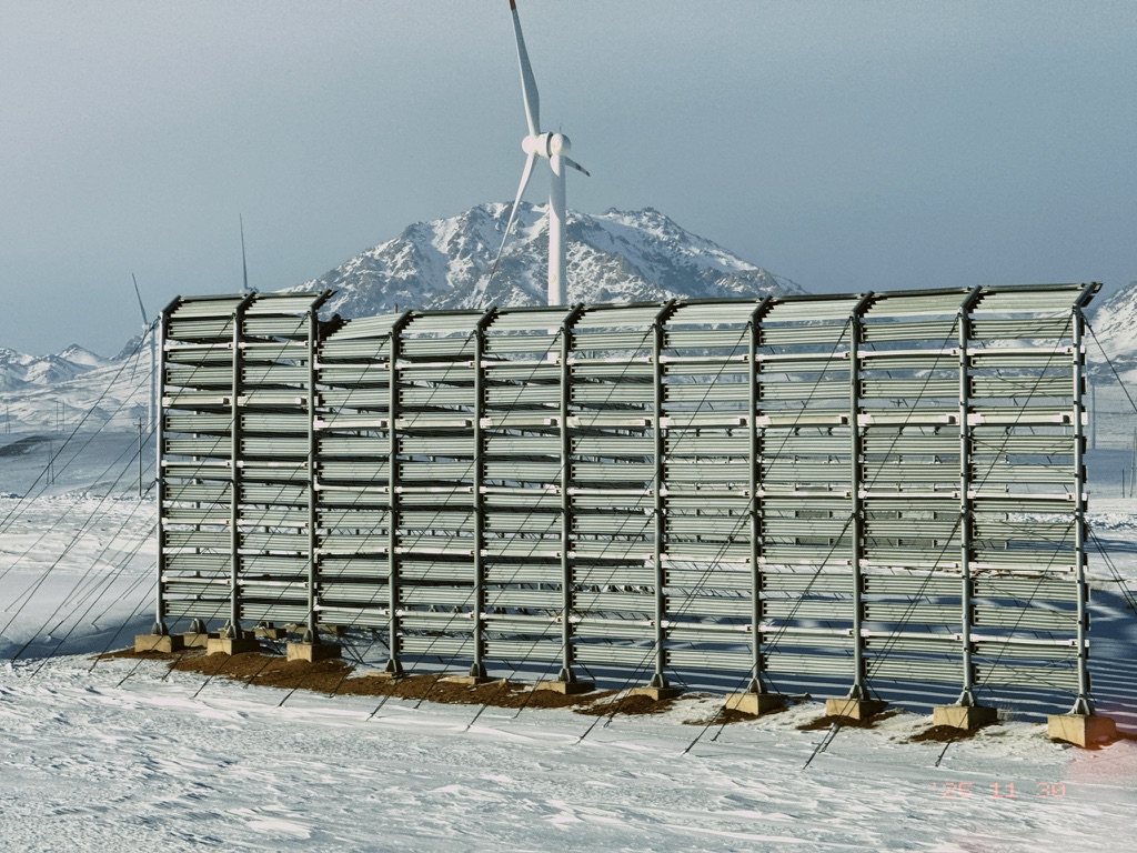 路边用于防风抑尘的金属墙