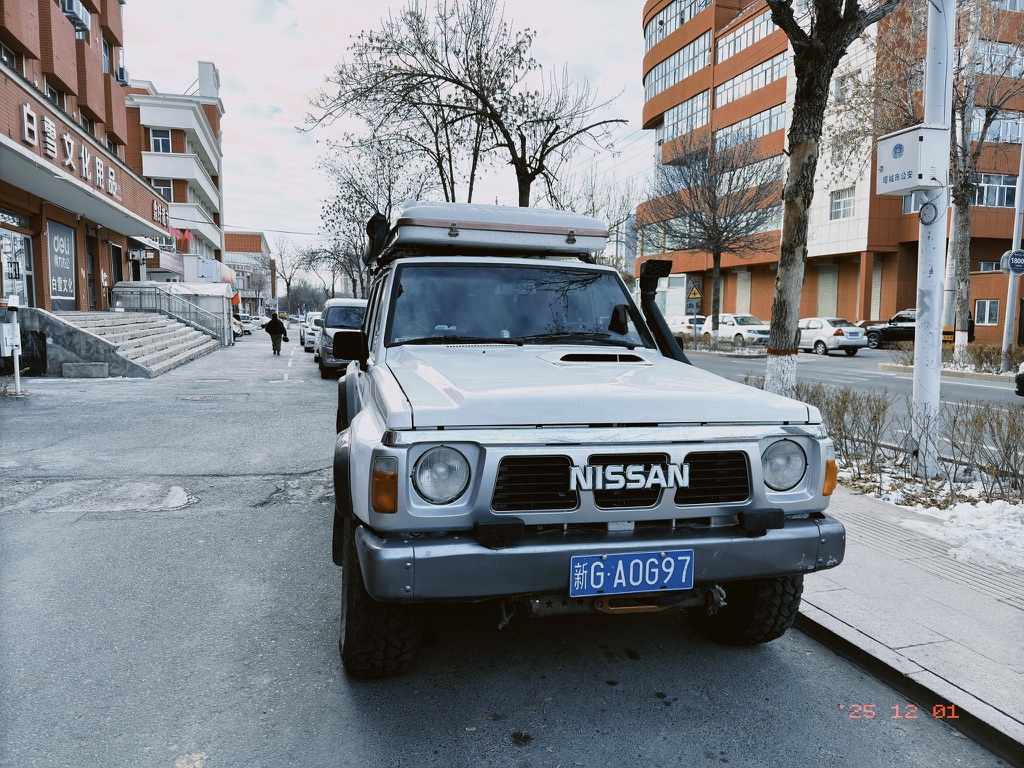 路上看见的一辆日产途乐 Y60，非常经典耐看