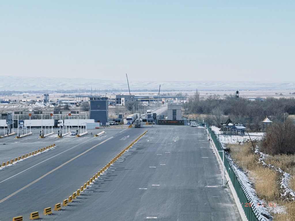 对面就是哈萨克斯坦了