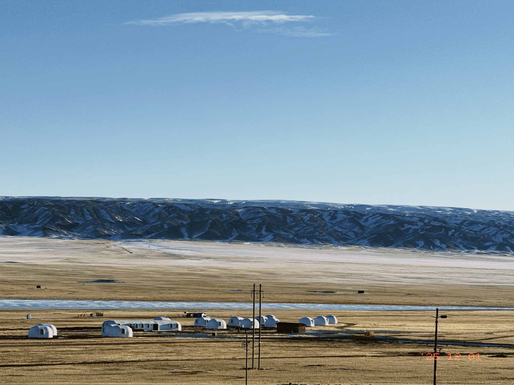 远看美丽的冰湖和蒙古包