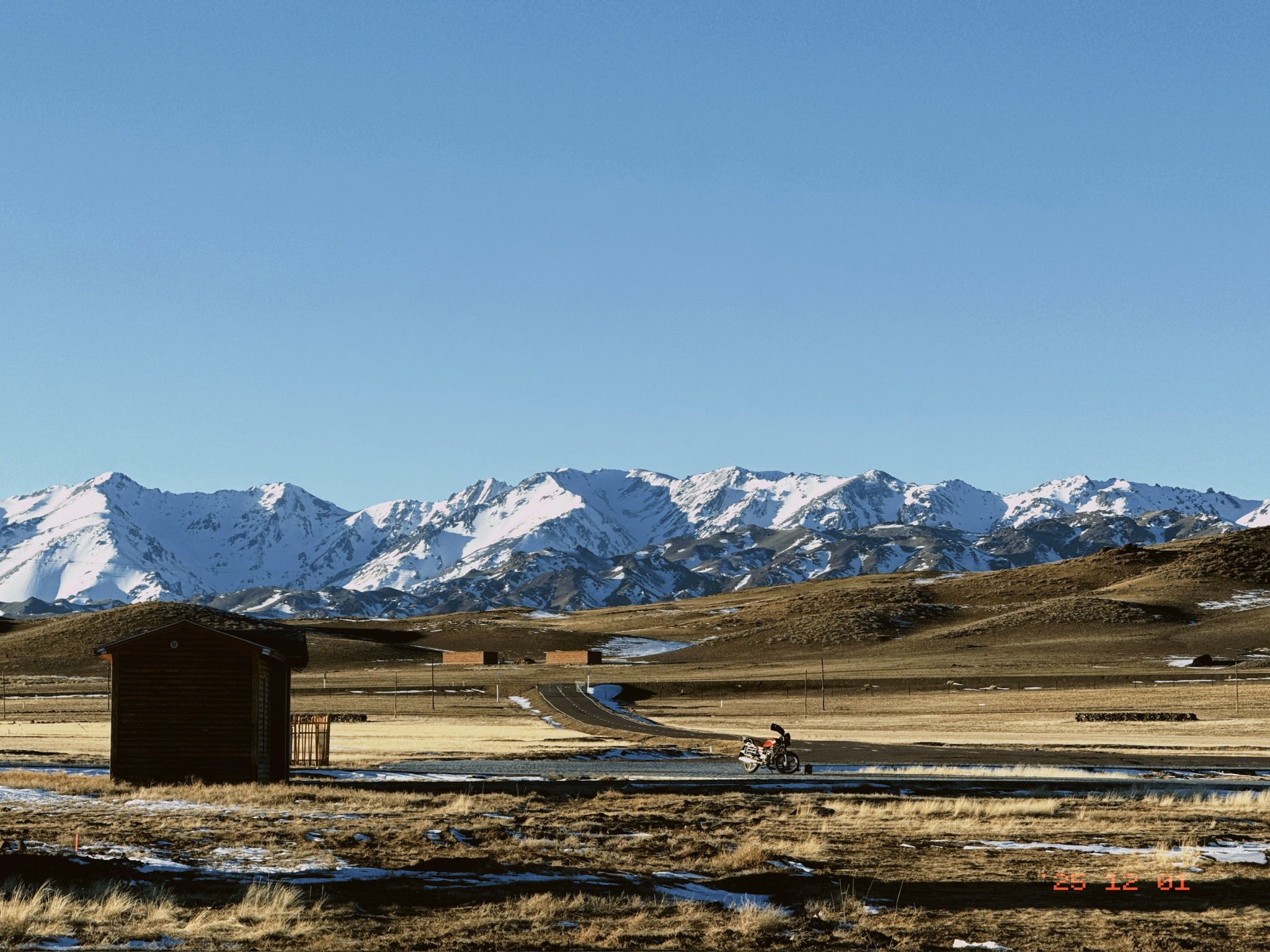 还有另外两个人骑摩托车来这里转悠