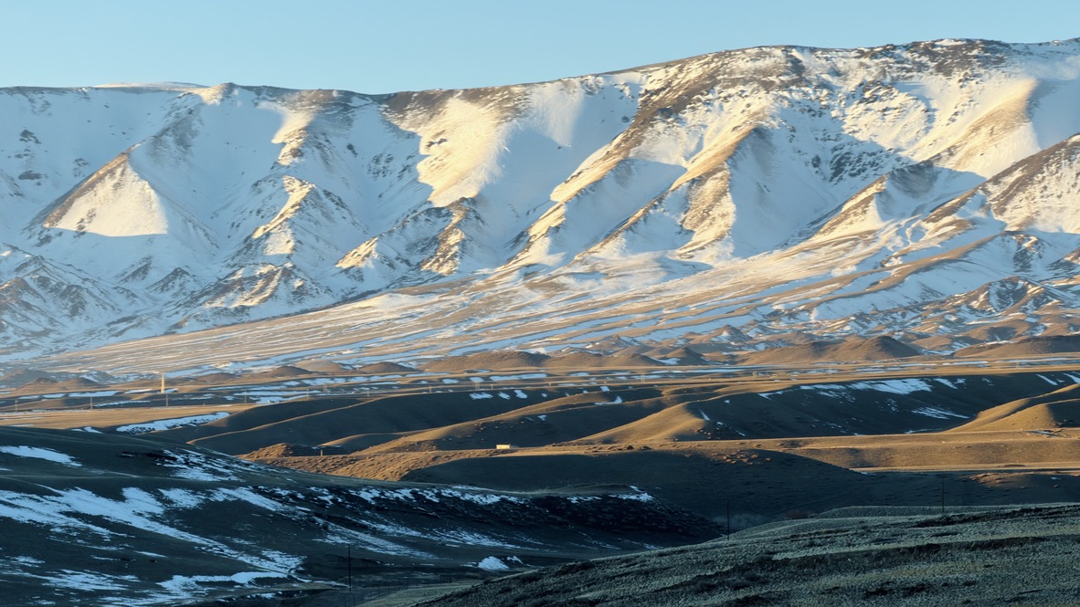 此时的雪山已经洒满金光