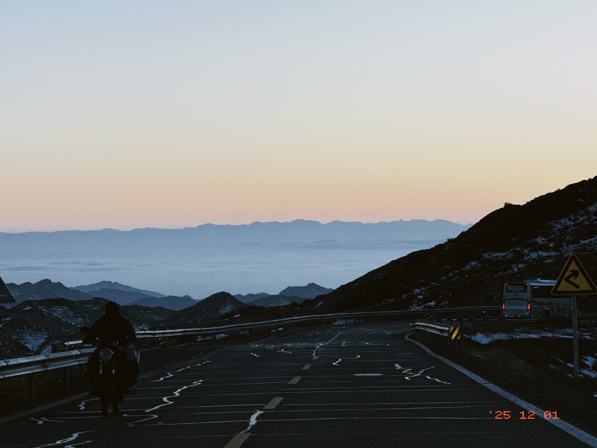 山外是云海，路上是骑摩托车的牧民和过路的大客车