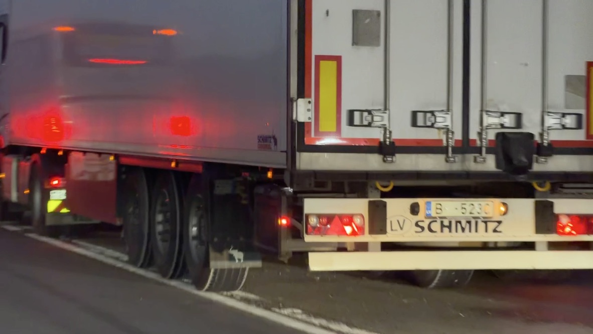 超越的一瞬间看到货车的外国牌照