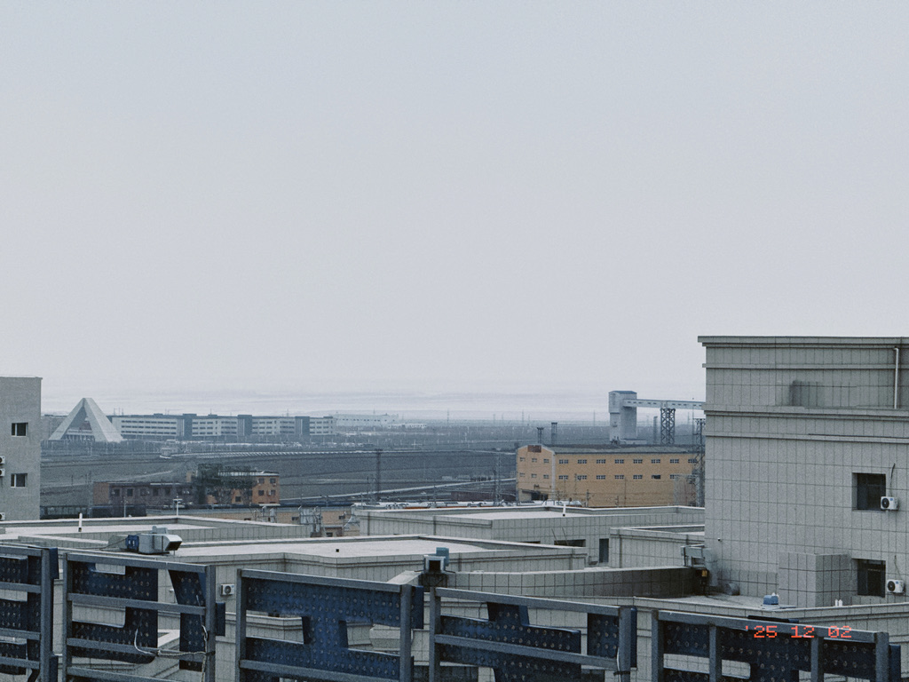 远处那个三角建筑是阿拉山口保税区的地标