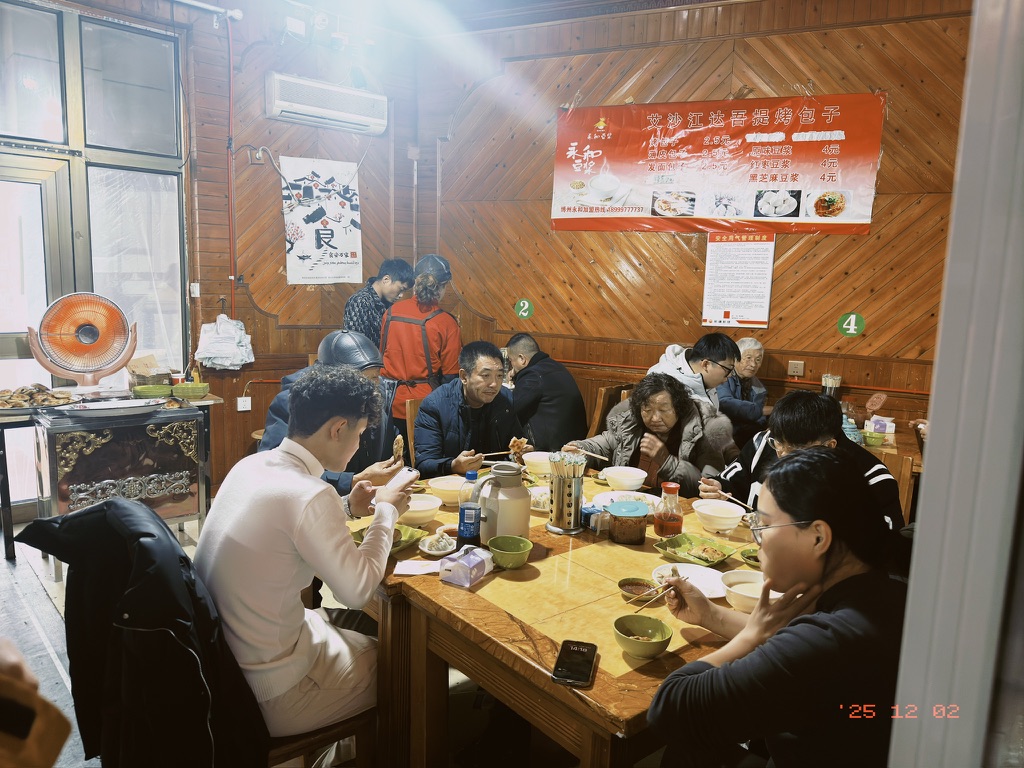 坐满了人的烤包子