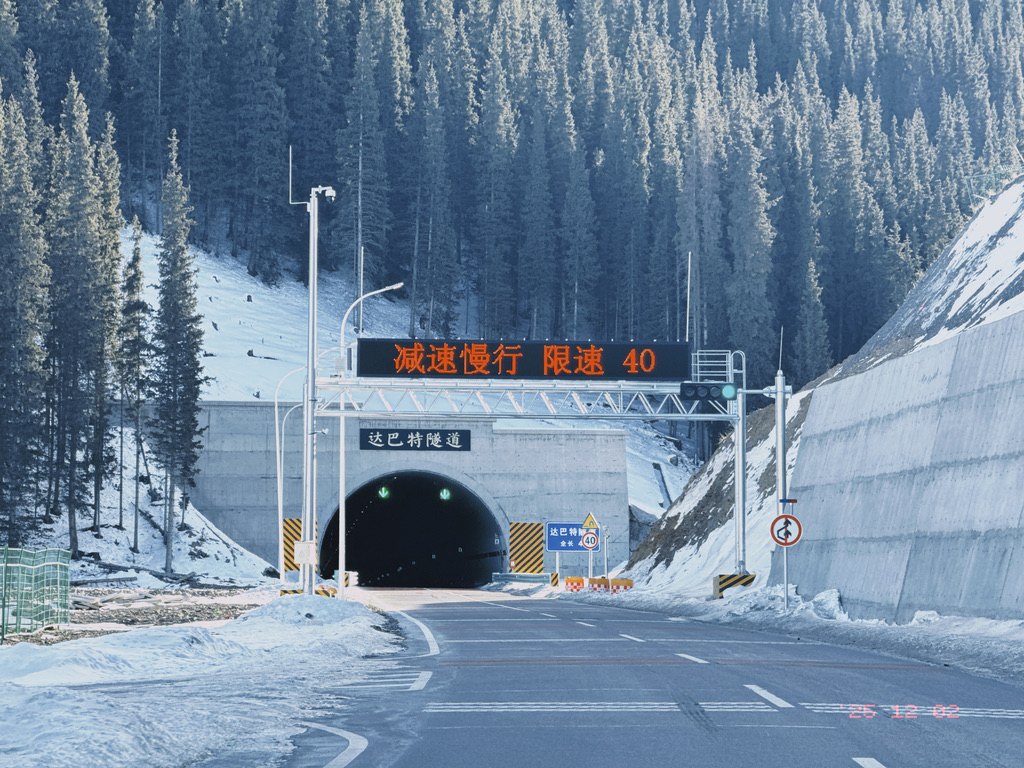 穿过达巴特隧道，就能看到赛里木湖了