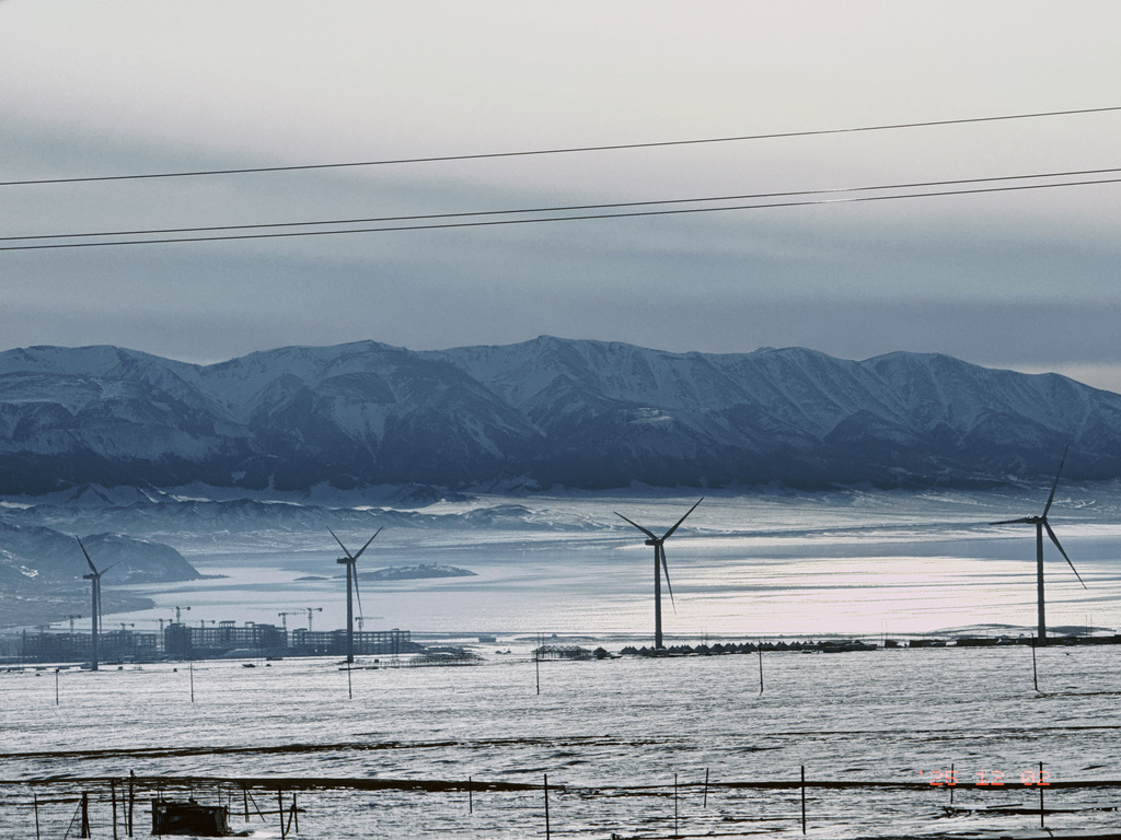 出了隧道往右看，远处波光粼粼的就是赛里木湖