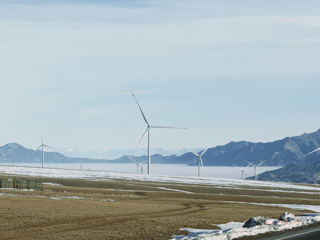 东南方向的山谷里则是云海