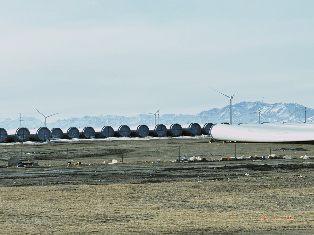 还有巨大量的叶片等待着吊装