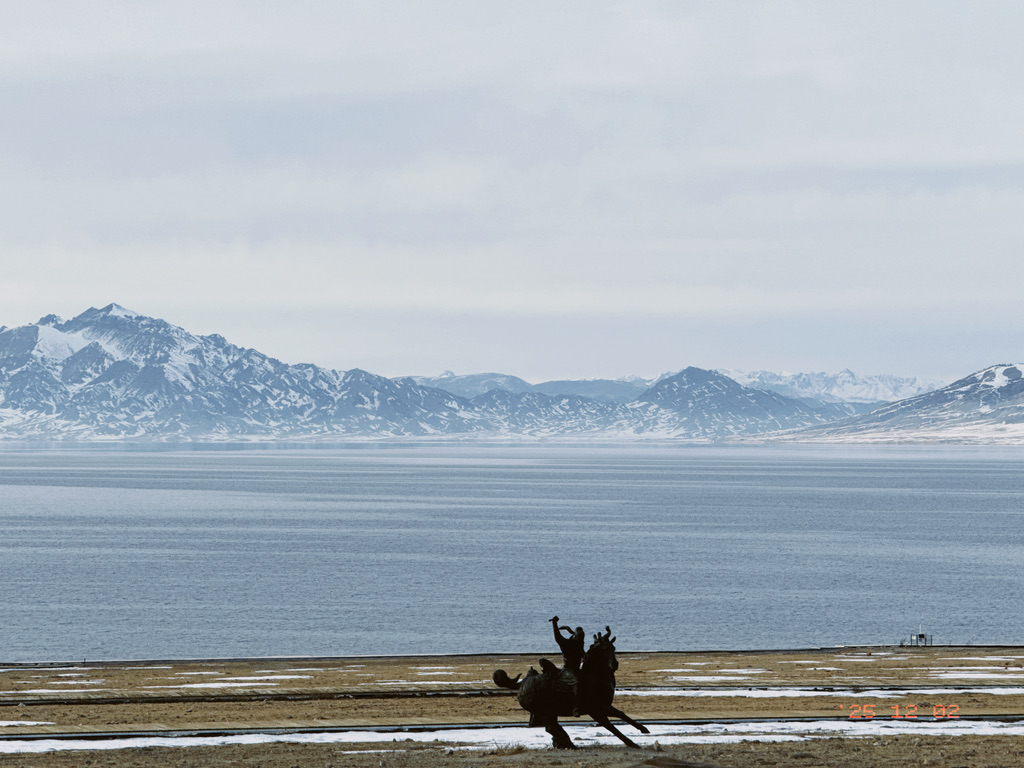 这雕塑是打马球吗