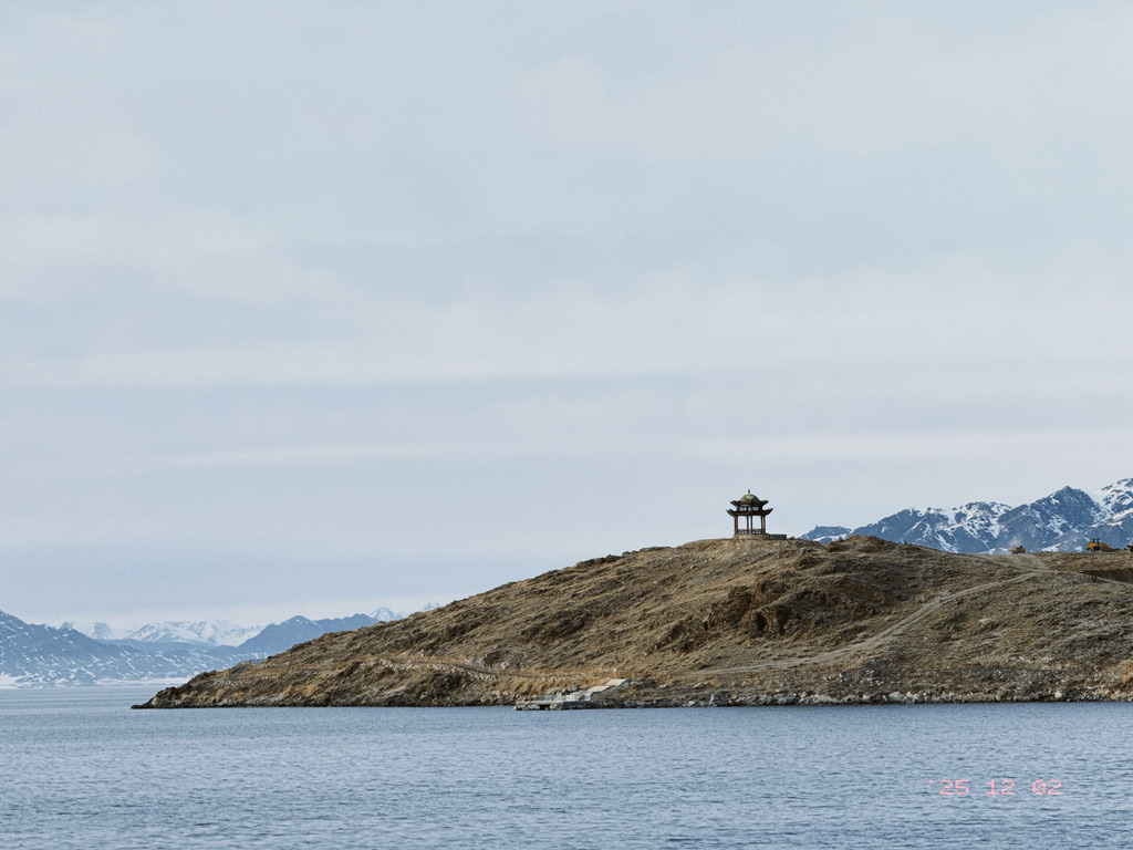 这就是我们在山上看到湖心岛，旺季时可以坐船登岛（当然要额外付钱）