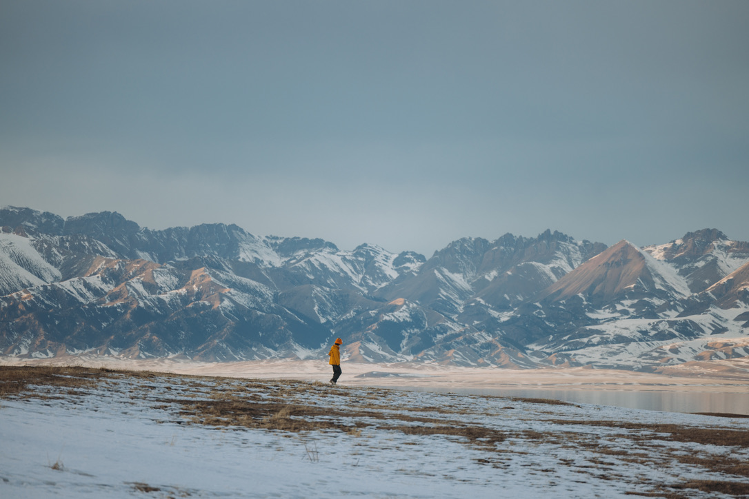 用 200 长焦拍的恙儿走下赛湖的坡