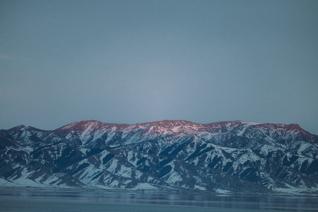 接近七点，东边的山上还剩下夕阳的余晖，实际上看起来要比照片红得多