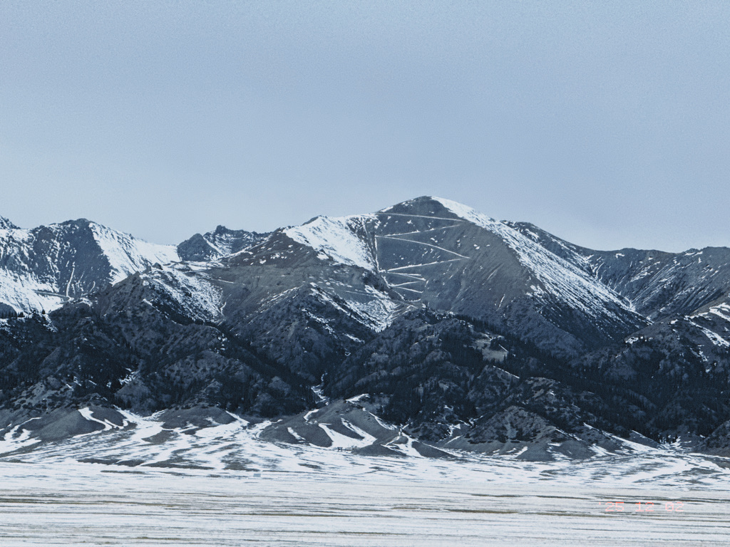 北面山坡上的之字公路，告诉我们这看起来不高的山其实一点都不矮