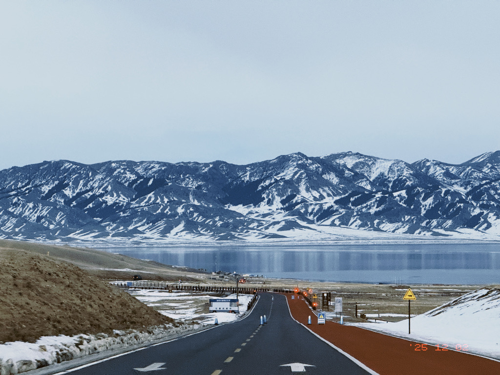 晚七点的赛湖，灯开了，天还没黑