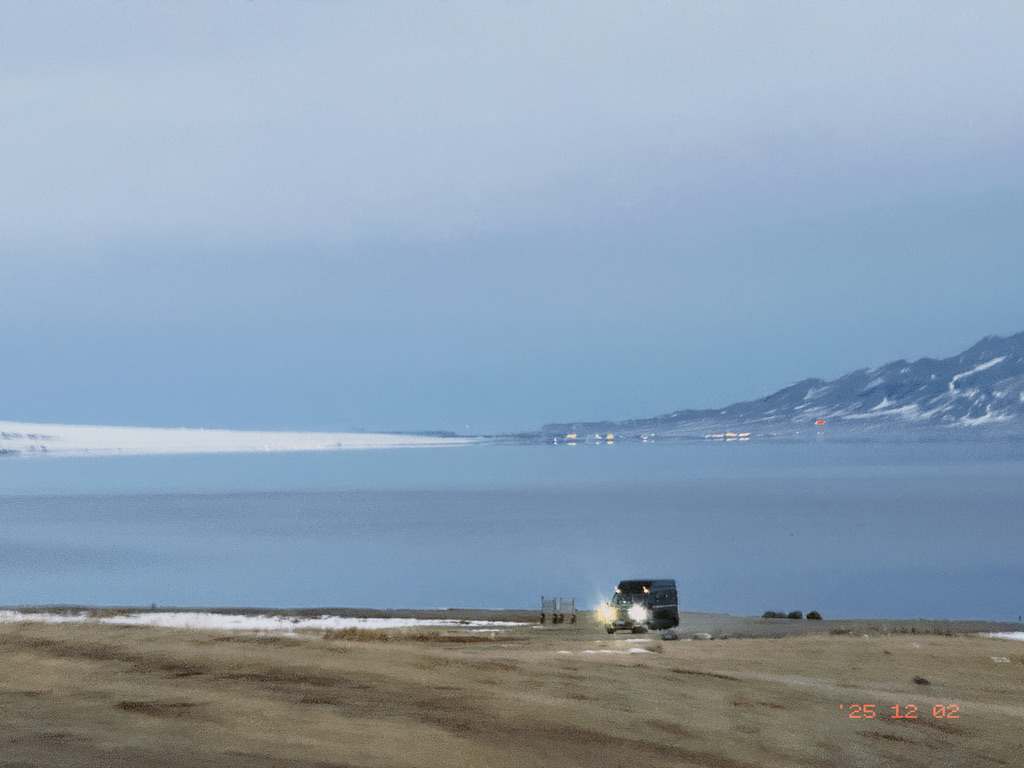 一辆大面包从湖边开来