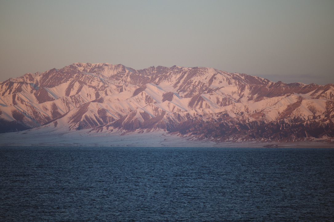 山已经呈现粉色