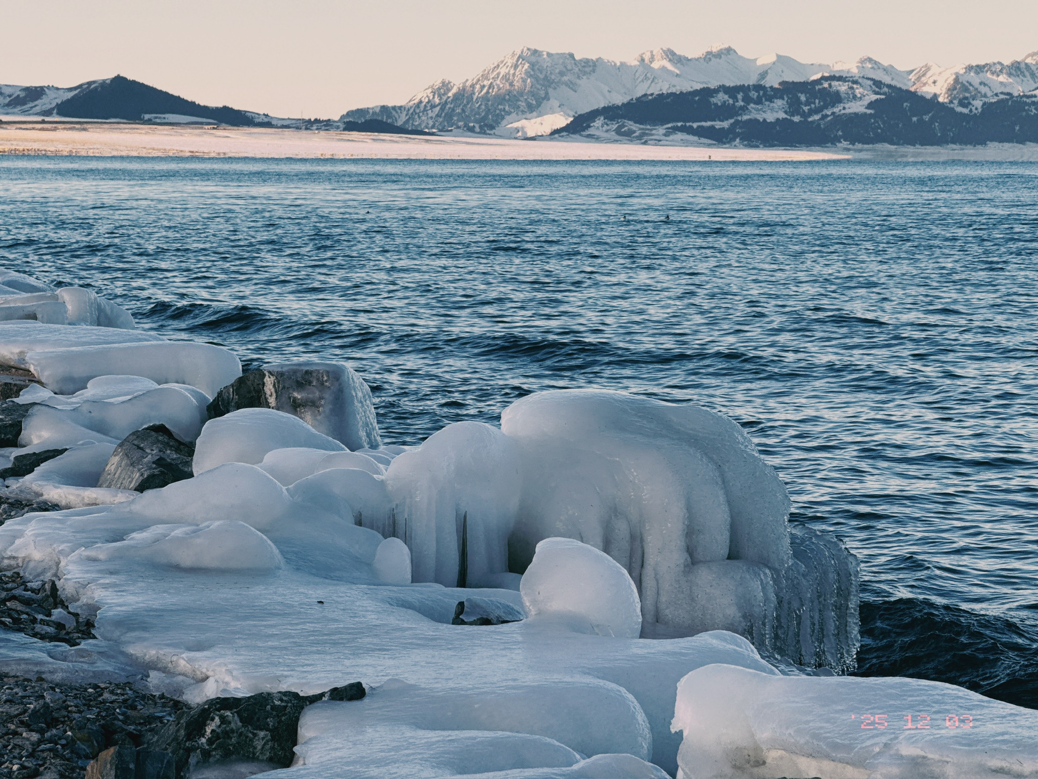在我们拍摄视频的边上，有赛湖最早的冰坨坨