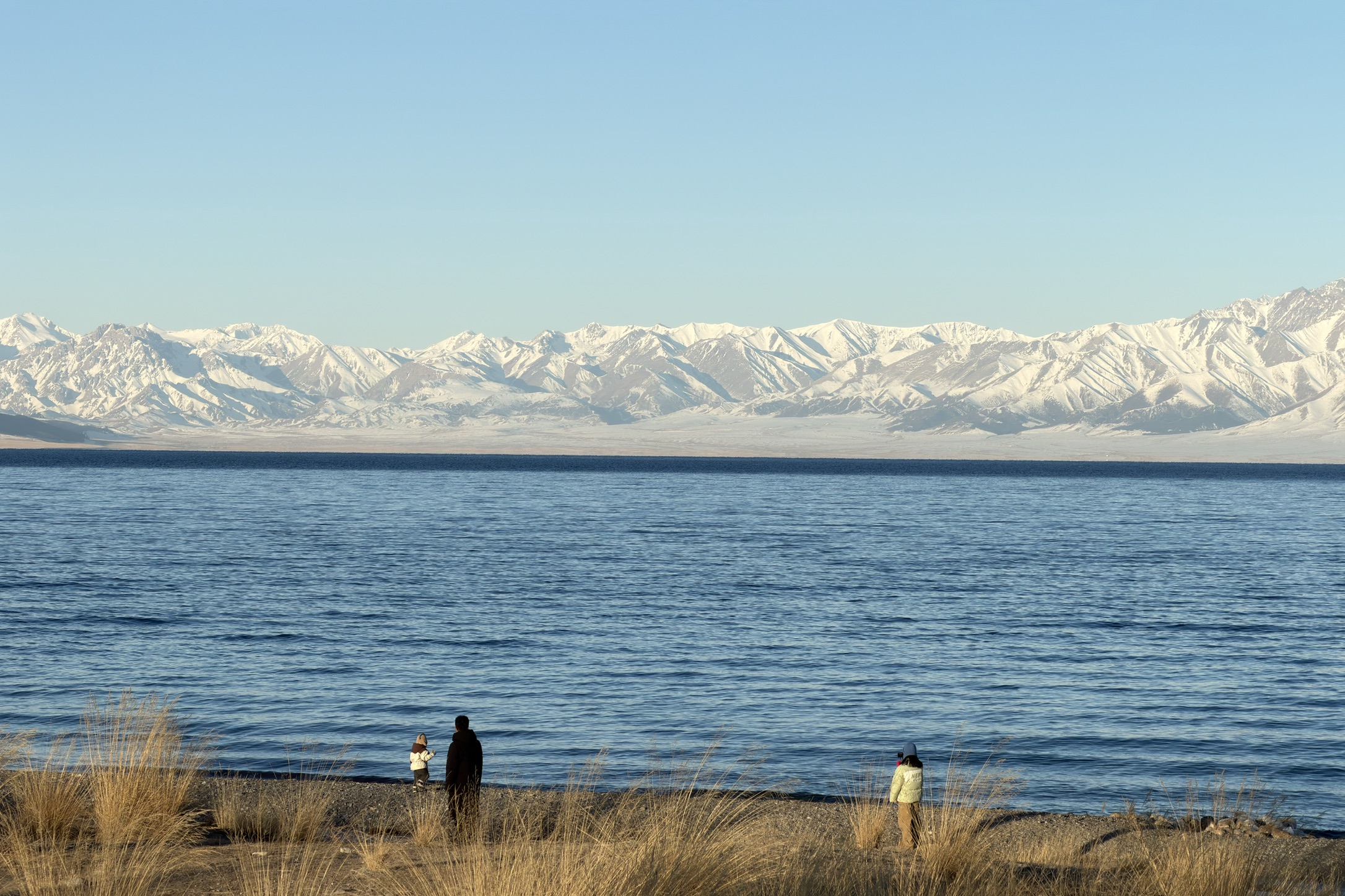 一对家长带着他们的娃儿也来到了此地
