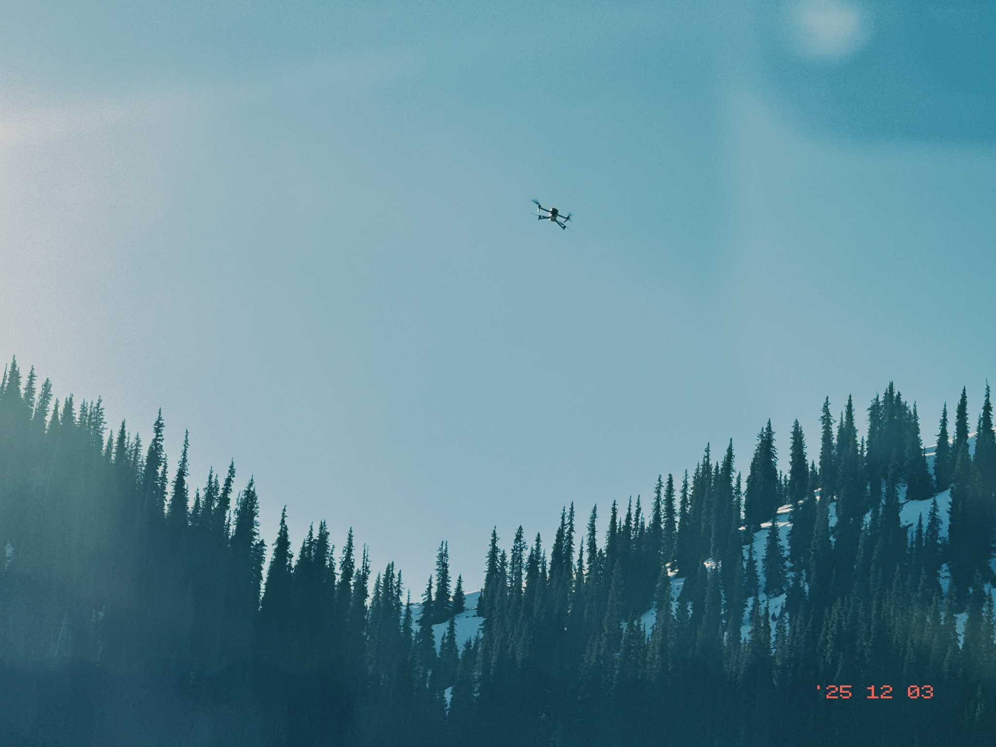 在左侧伴飞的无人机