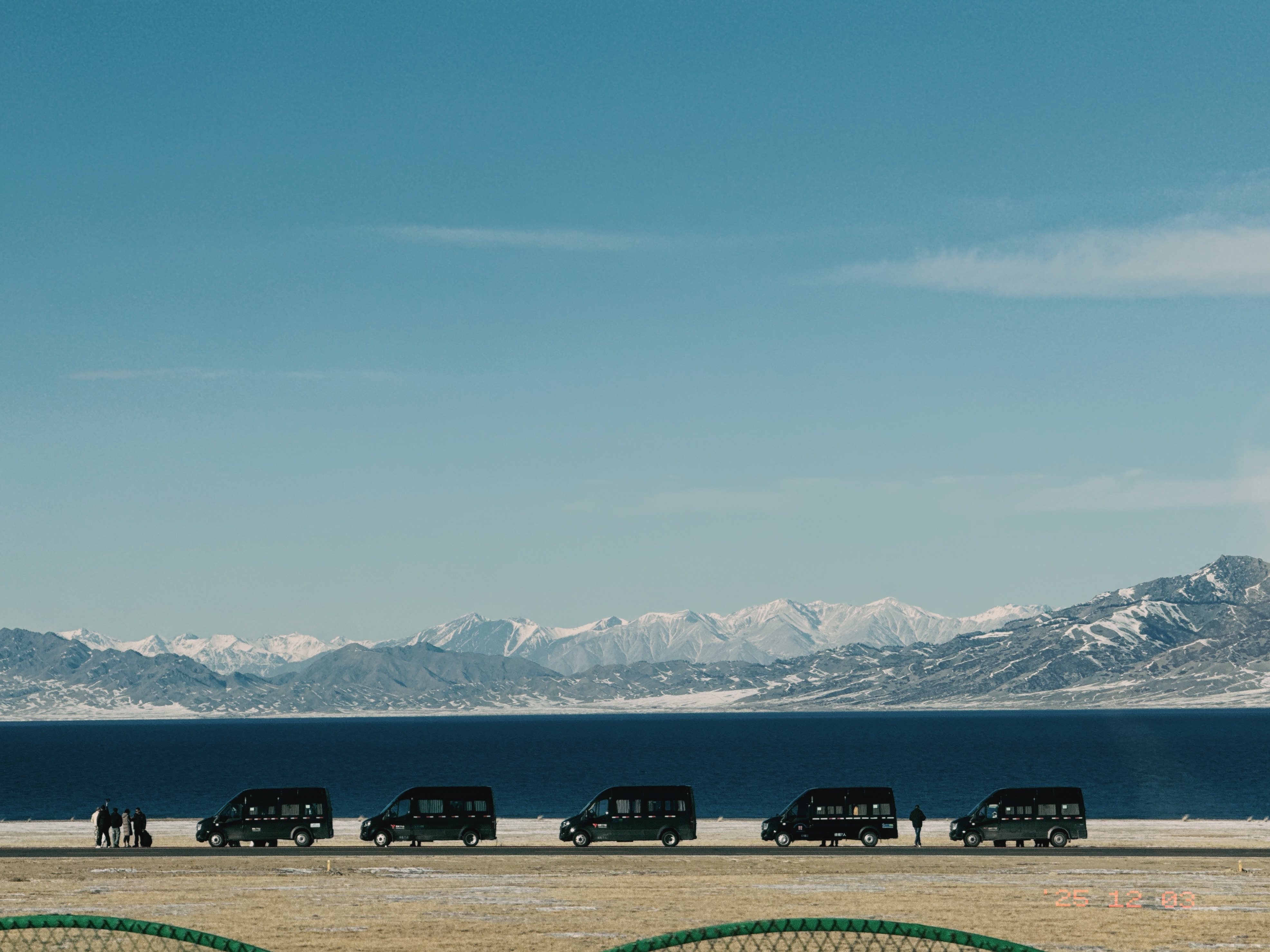 远看这样的包车队伍就有点滑稽了