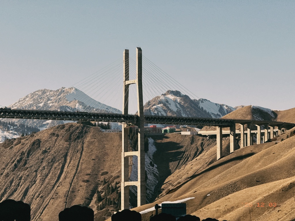 我们就是从这座桥上开下来的