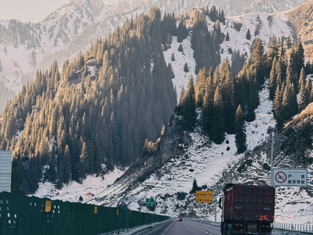 美丽壮观的天山下高速路