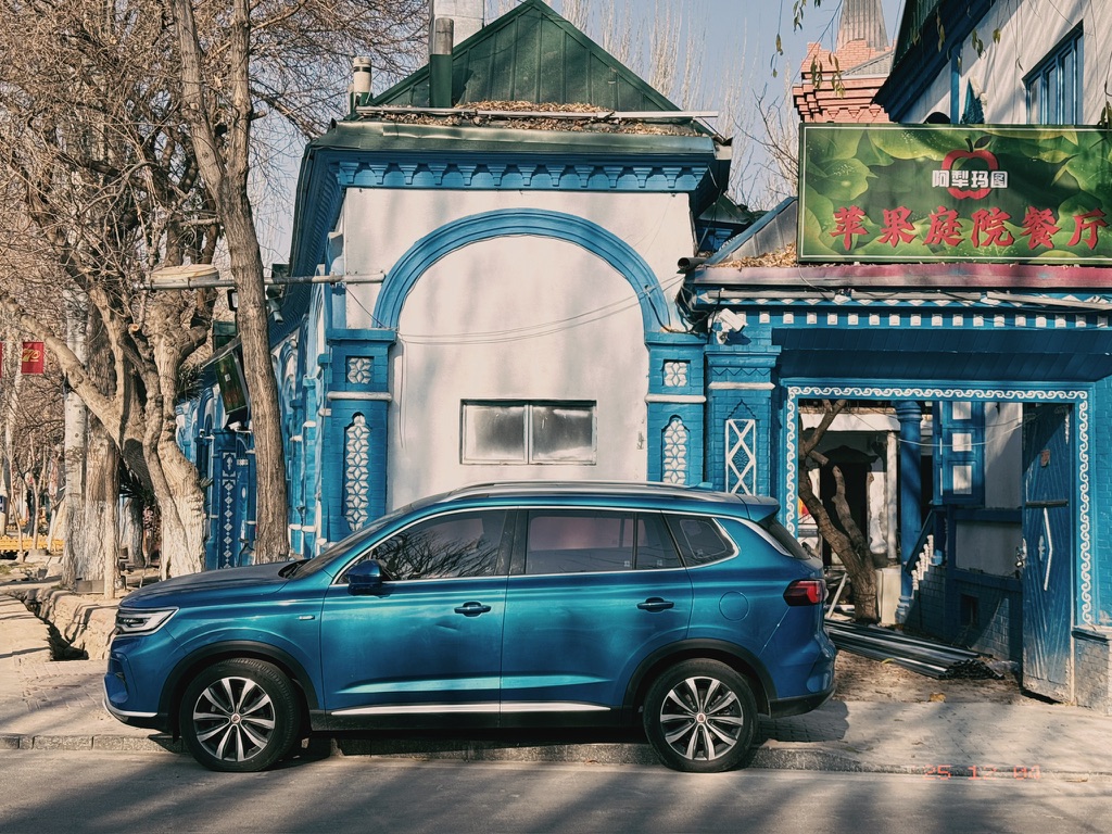 六星街里的很多房子都漆成蓝白颜色，这家门口停着一辆蓝色的小车就更好看了