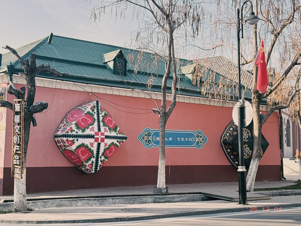 挂在墙上的巨大多帕（维吾尔花帽）