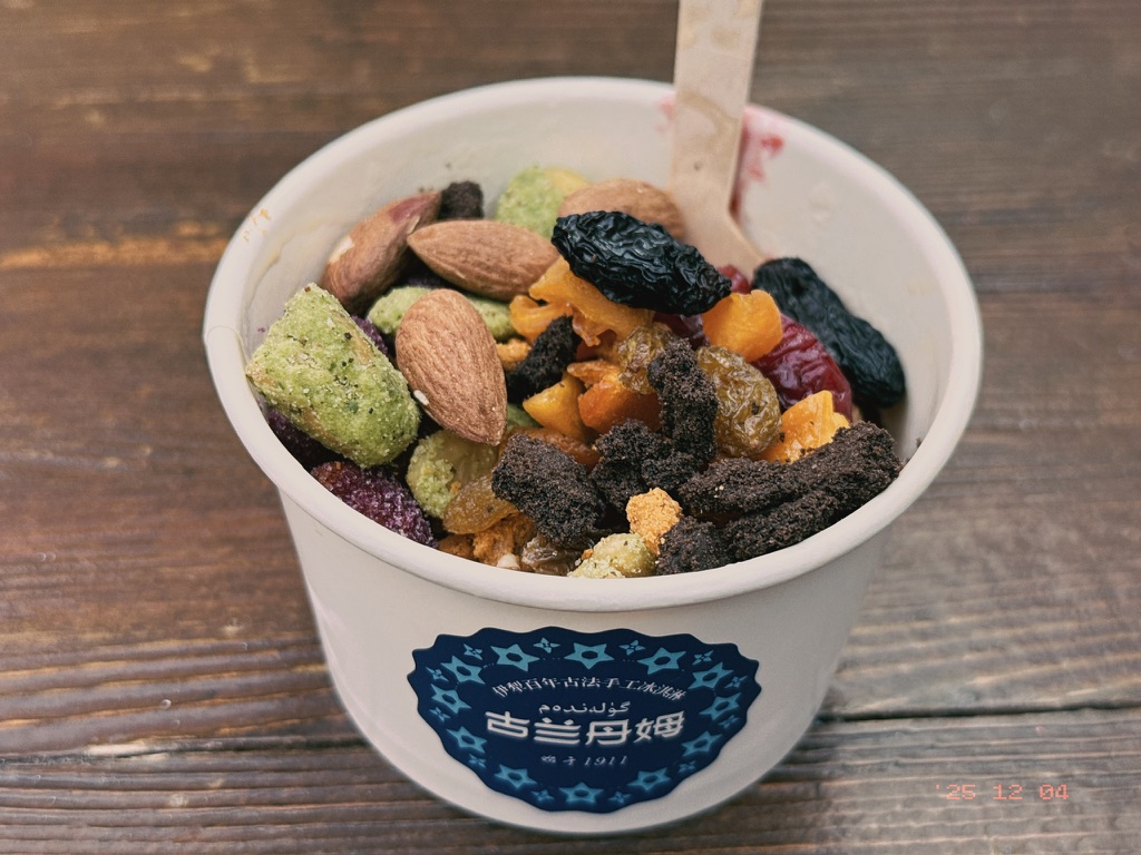 吃到一半恙儿又去给我加了这么多小料