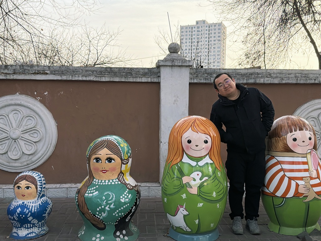 六星街里还有一个东正教堂，外面有一些俄罗斯套娃