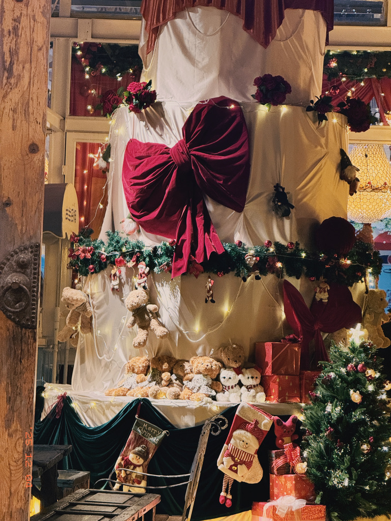 晚上再次路过古兰丹姆冰淇淋，店里的圣诞蛋糕树已经颇具规模