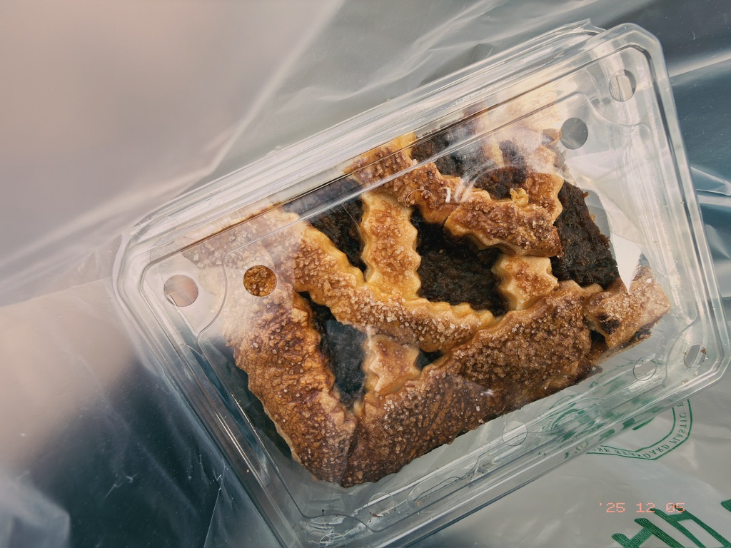 我们买了一块杏酱果酱派