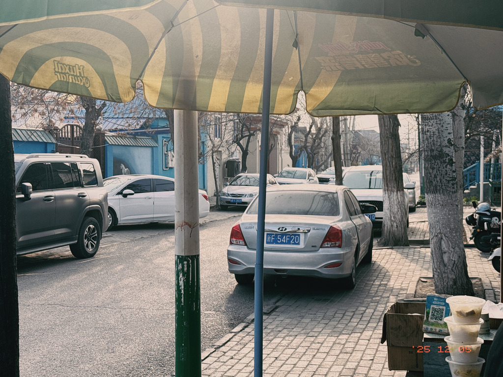 因为这家店，这条偏僻的小巷子里挤满了车