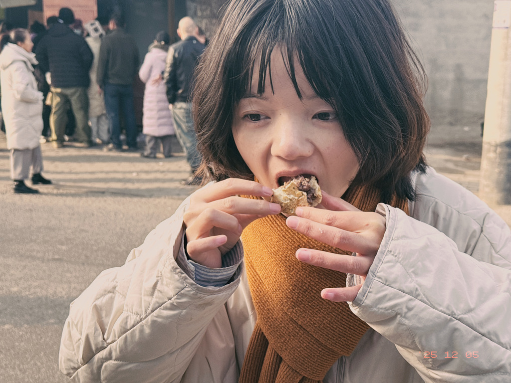 等不迭了，路边开吃