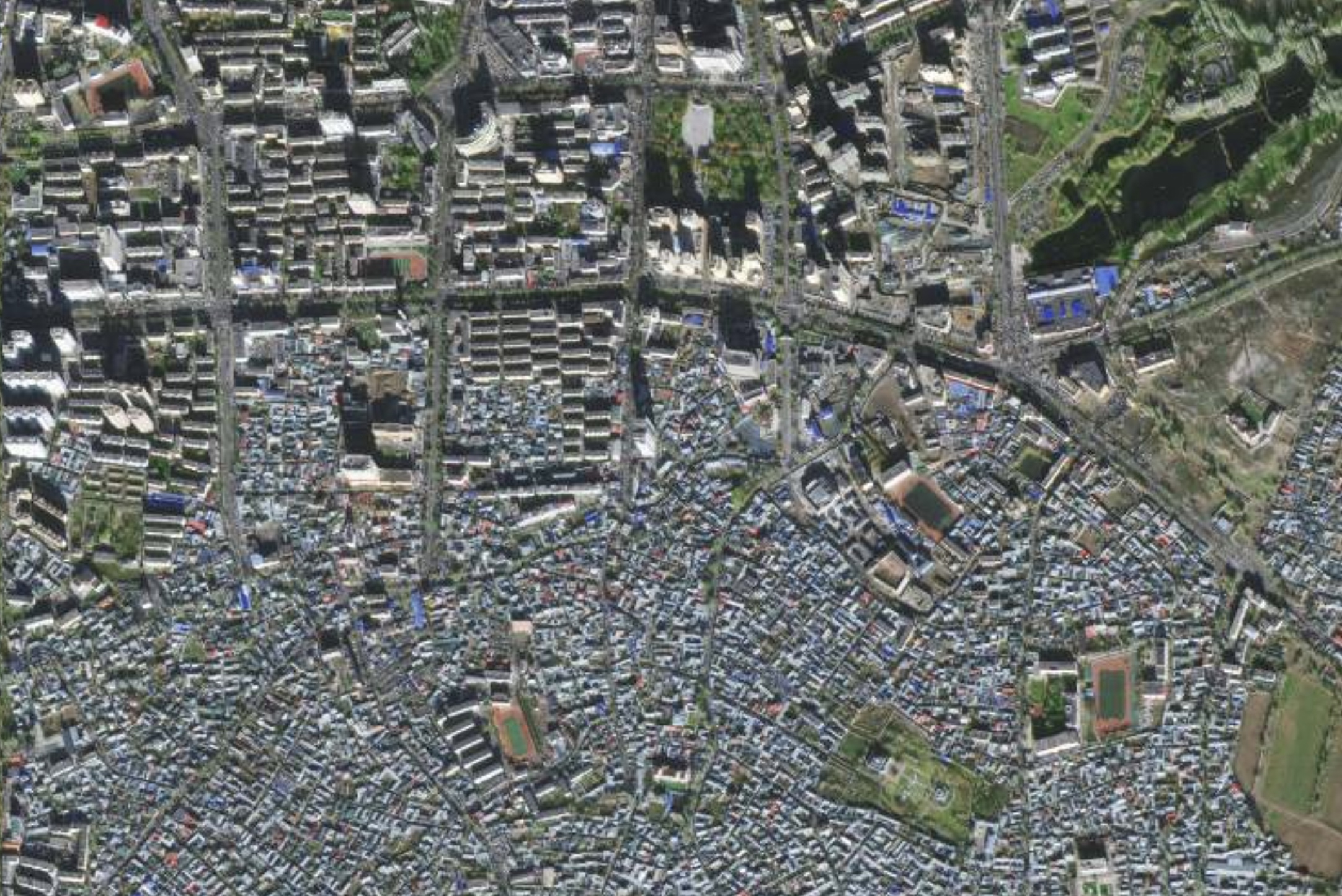 新城的高楼大厦和老城的平房