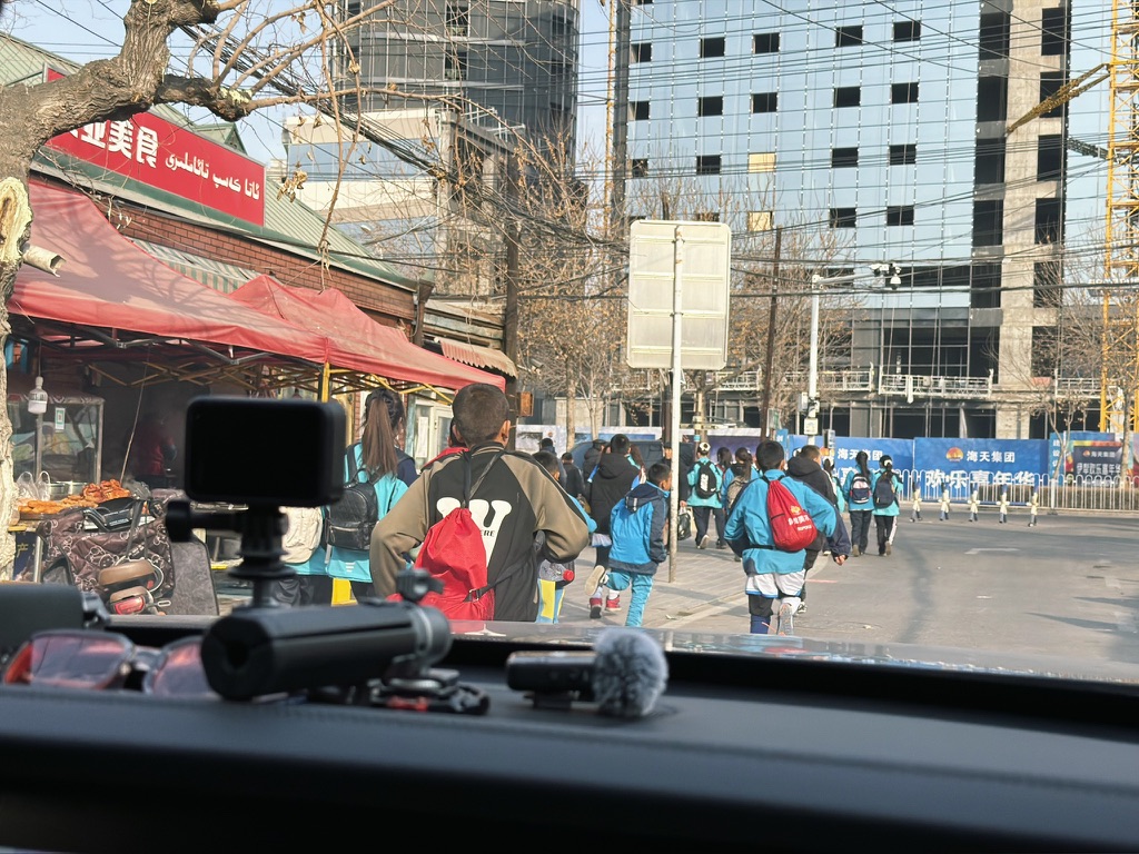 下午两点小学生放学啦