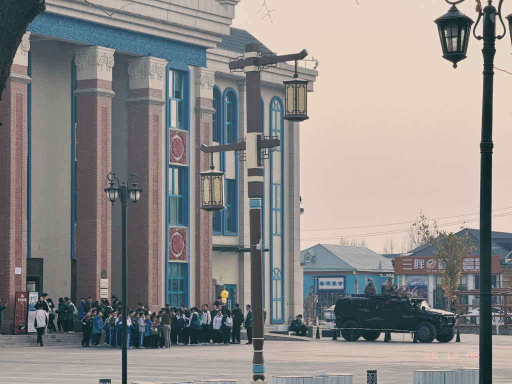 小学生聚会游玩，都会有装甲车陪伴，安全感爆棚