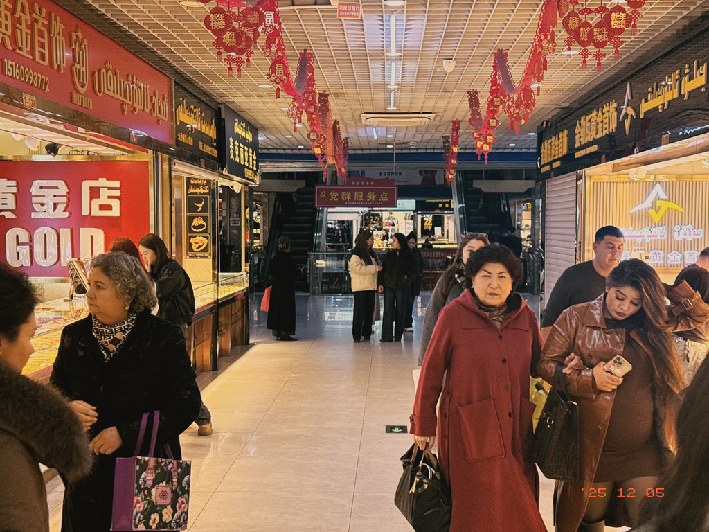 虽然伊犁国际大巴扎不欢迎我们停车，但我们还是进去溜达了一圈，逛逛本地人喜欢的商场